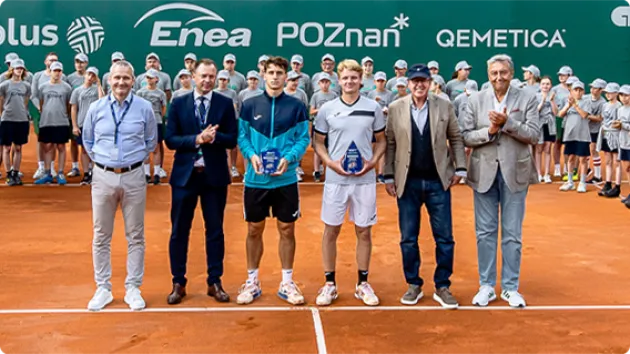 Zawodnicy na korcie tenisowym