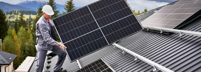 Fachowiec montujący na dachu fotowoltaikę