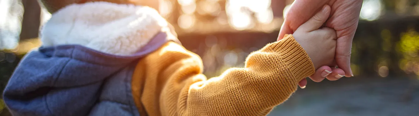 Kobieta i dziecko trzymające się za ręce