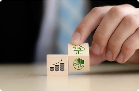 Dłoń trzymająca kostki